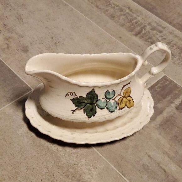 EUC Vintage Small Ivory Gravy Boat - Picture 1 of 6